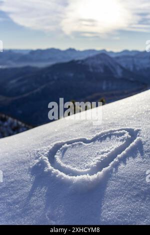 Coeur dessiné dans la neige fraîche Banque D'Images