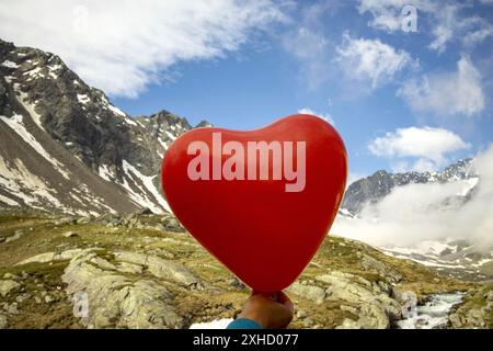 Montgolfière dans les Alpes Banque D'Images