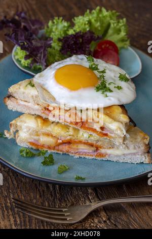 Croque français monsieur sur une assiette bleue Banque D'Images