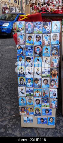 Naples, Italie. 23 juin 2024. Aimants Maradona à vendre dans le centre historique de la ville. Banque D'Images