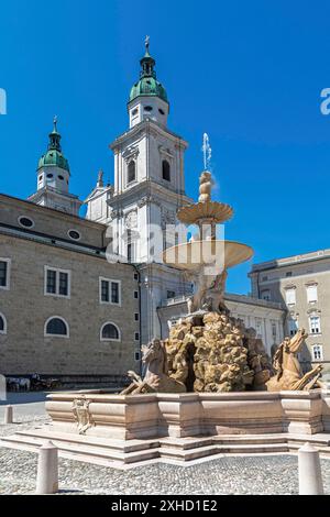 Fontaine en face de la cathédrale de Salzbourg, Autriche Banque D'Images