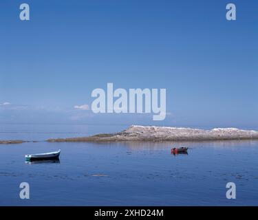 Bateaux de pêche en bois amarrés sur le fleuve Saint-Laurent en été, Gaspésie, Québec, Canada Banque D'Images