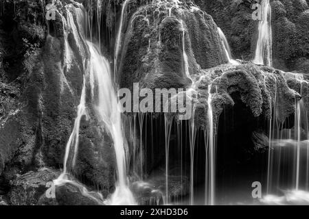 vue en noir et blanc de la cascade bigar, longue exposition pour l'eau moelleuse Banque D'Images