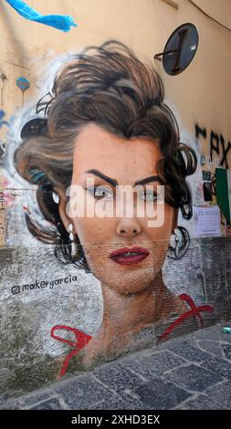 Naples, Italie. 23 juin 2024. Portrait de Sofia sur un mur dans le centre historique de la ville. Banque D'Images