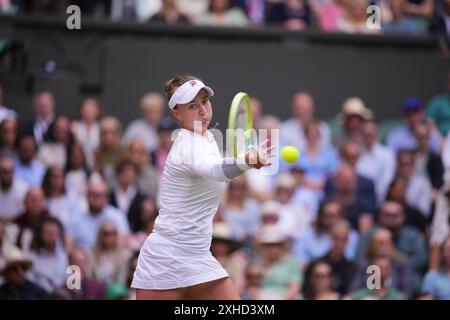 LONDRES, ANGLETERRE - 13 JUILLET : Barbora Krejcikova, de Tchéquie, joue un front contre Jasmine Paolini, d'Italie, lors de sa finale en simple féminine au treizième jour des Championnats de Wimbledon 2024 au All England Lawn Tennis and Croquet Club le 13 juillet 2024 à Londres, Angleterre. Crédit : MB Media solutions/Alamy Live News Banque D'Images