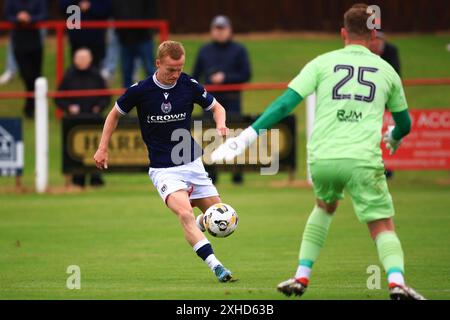 13 juillet 2024 ; New Dundas Park, Bonnyrigg, Midlothian, Écosse; Scottish premier Sports Cup Football, Bonnyrigg Rose contre Dundee ; Scott Tiffoney de Dundee avance sur Michael Andrews de Bonnyrigg Rose Banque D'Images