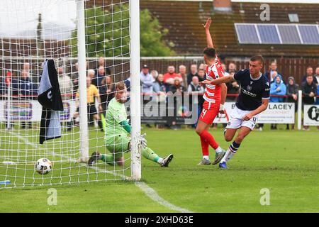 13 juillet 2024 ; New Dundas Park, Bonnyrigg, Midlothian, Écosse; Scottish premier Sports Cup Football, Bonnyrigg Rose contre Dundee ; Ryan Astley de Dundee marque pour 5-0 à la 52e minute Banque D'Images