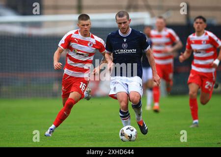 13 juillet 2024 ; New Dundas Park, Bonnyrigg, Midlothian, Écosse; Scottish premier Sports Cup Football, Bonnyrigg Rose contre Dundee ; Finlay Robertson de Dundee passe devant Aaron Arnott de Bonnyrigg Rose Banque D'Images