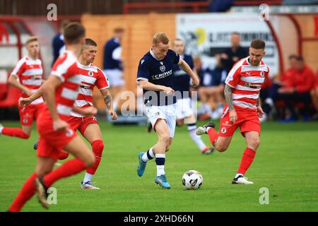 13 juillet 2024 ; New Dundas Park, Bonnyrigg, Midlothian, Écosse; Scottish premier Sports Cup Football, Bonnyrigg Rose contre Dundee ; Scott Tiffoney de Dundee court loin de la défense de Bonnyrigg Banque D'Images