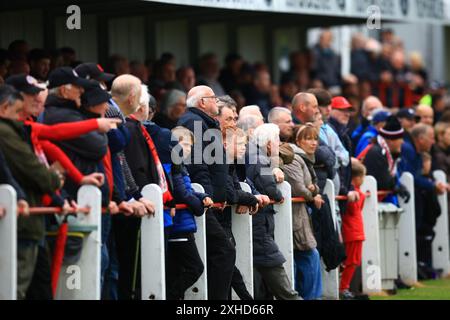 13 juillet 2024 ; New Dundas Park, Bonnyrigg, Midlothian, Écosse; Scottish premier Sports Cup Football, Bonnyrigg Rose contre Dundee ; fans de Bonnyrigg Banque D'Images