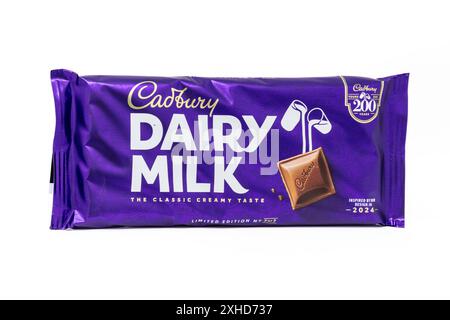 Emballage Cadbury Dairy Milk 2024 édition limitée célébrant les 200 ans du chocolat Cadbury. Banque D'Images