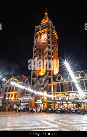 Batumi, Géorgie - 13 JUIN 2024 : la place Batumi est un espace public ouvert de style italien à Batumi abritant des cafés en plein air, des hôtels et des magasins. Banque D'Images