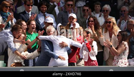 Londres, Royaume-Uni. 13 juillet 2024. La tchèque Barbora Krejcikova célèbre avec son équipe sa victoire dans la finale féminine de Wimbledon contre Jasmine Paolini aux Championnats de Wimbledon 2024 à Londres le samedi 13 juillet 2024. Krejcikova a gagné le match 6-2, 2-6, 6-4. Photo de Hugo Philpott/UPI crédit : UPI/Alamy Live News Banque D'Images