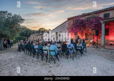 Joan Tomàs Martínez, Joan Navarro et Raquel Santanera, appariement de poèmes et de vins à la cave Can Majoral, Fundació Mallorca Literària, Algaida, Majorque, Îles Baléares, Espagne. Banque D'Images