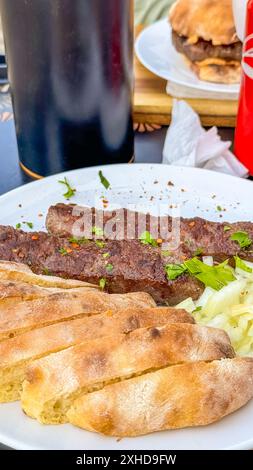 Nourriture serbe traditionnelle appelée cevapi à base de viande hachée, photo verticale Banque D'Images