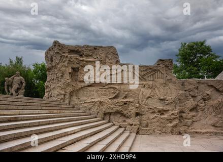 Russie, Volgograd - 01 juin 2024 : Monument-ensemble héros de la bataille de Stalingrad sur Mamaev Kurgan à Volgograd. Un fragment du Propylaean co Banque D'Images