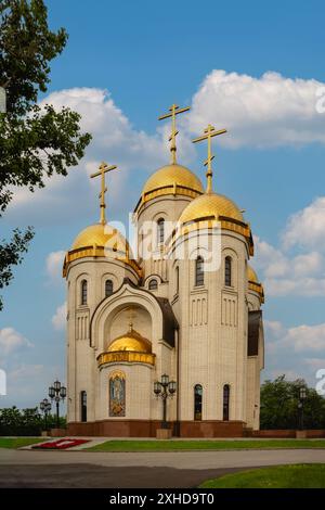 Russie, Volgograd - 01 juin 2024 : L'église orthodoxe de tous les Saints sur Mamayev Kurgan à côté du Monument-ensemble aux héros de la bataille de St. Banque D'Images