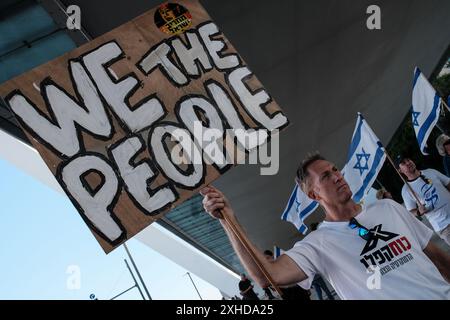 Jérusalem, Israël. 13 juillet 2024. Des familles d'otages à Gaza et d'anciens otages rejoints par des milliers de sympathisants arrivent à Jérusalem presque pour conclure une marche de quatre jours depuis tel Aviv, qui se terminera ce soir lors d'un rassemblement au bureau du premier ministre dans la ville. Israël est engagé dans une guerre avec le Hamas à la suite de tirs massifs de roquettes depuis la bande de Gaza en Israël le 7 octobre 2023, de l'infiltration d'hommes armés palestiniens en territoire israélien, du massacre de 1 400 femmes et enfants civils dans leurs maisons et de la prise d'otages de quelque 240 civils, y compris les bébés et les enfants, et les soldats. 120 re Banque D'Images