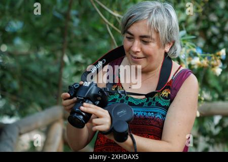 Onil, Espagne, 07/2024 ; femme souriante regardant une photo prise à l'écran, Onil, Espagne Banque D'Images