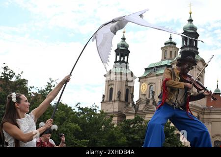 Prague, République tchèque. 13 juillet 2024. Dans le cadre du festival de théâtre ''derrière la porte'', un défilé de grandes marionnettes animées par des artistes a eu lieu sur la place de la vieille ville à Prague, en République tchèque. (Crédit image : © Slavek Ruta/ZUMA Press Wire) USAGE ÉDITORIAL SEULEMENT! Non destiné à UN USAGE commercial ! Banque D'Images