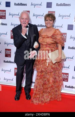 RETRANSMISSION AJOUT DE SOUS-TITRES Chris Chittell et Lesley Dunlop assistent aux Radio Times Soap Awards à l'hôtel Midland de Manchester. Date de la photo : samedi 13 juillet 2024. Banque D'Images