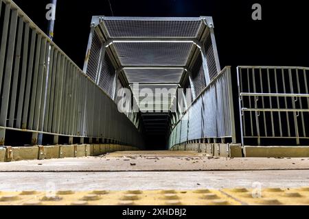 Vue nocturne d'une passerelle piétonne qui passe sur une autoroute au Brésil Banque D'Images