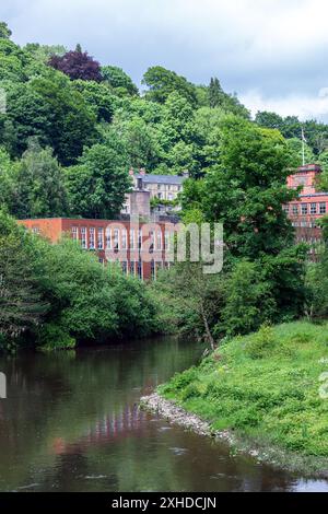 Masson Mill et la rivière Derwent, Valley Mills, un site du patrimoine mondial, Matlock Bath, Derbyshire, Angleterre, Royaume-Uni Banque D'Images