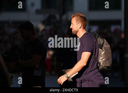 L'anglais Harry Kane arrive à l'hôtel de l'équipe à Berlin, en Allemagne, avant la finale de l'UEFA Euro 2024 entre l'Espagne et l'Angleterre dimanche. Date de la photo : samedi 13 juillet 2024. Banque D'Images