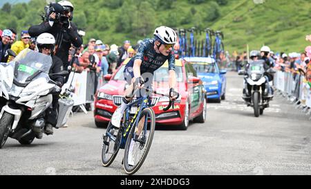 Pogacar dans la course leaders Yellow Jersey Tour de France 2024 Banque D'Images