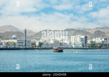 Mutrah promenade panorama avec baie et bateau traditionnel boutre ancré, Muscat, sultanat Oman Banque D'Images