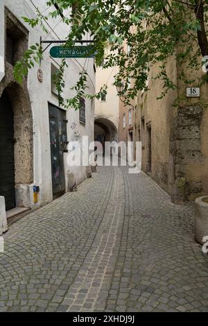 Salzbourg, Autriche. 1er juillet 2024. Aperçu de la vieille Steingasse caractéristique dans le centre-ville historique Banque D'Images