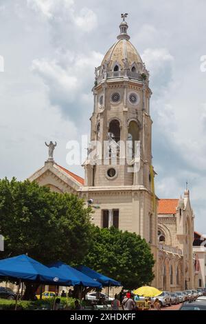 La façade de la tour historique unique coloniale San Francis d'assise Eglise dans la Plaza Simon Bolivar, casco historico, vieille ville de Panama City Banque D'Images