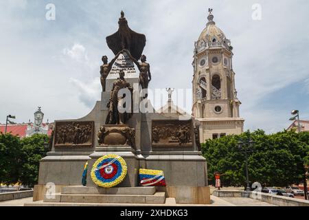 Simon Bolivar Monument et la façade de la tour historique unique coloniale San Francis d'assise Eglise dans la Plaza Simon Bolivar, casco historico, ancien Banque D'Images