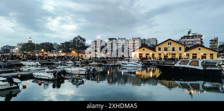 Vue panoramique nocturne d'un port maritime d'Alexandroupolis Evros région Grèce, 14.5,2023. Banque D'Images