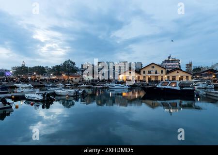 Vue nocturne d'un port maritime d'Alexandroupolis Evros région Grèce, 14.5,2023. Banque D'Images