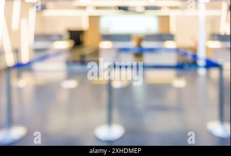 Vue floue du comptoir d'enregistrement de l'aéroport avec barrières de file d'attente Banque D'Images