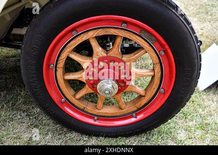 Goodwood House, Chichester, Royaume-Uni. 13 juillet 2024. Goodwood Festival of Speed jour 3 ; Une roue Rolls Royce à rayons en bois crédit : action plus Sports/Alamy Live News Banque D'Images