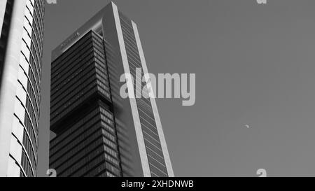 Vue de la Torre Cepsa sur le Paseo de la Castellana à Madrid, dans le complexe financier des 4 tours. 13 juillet 2024 en Espagne Banque D'Images