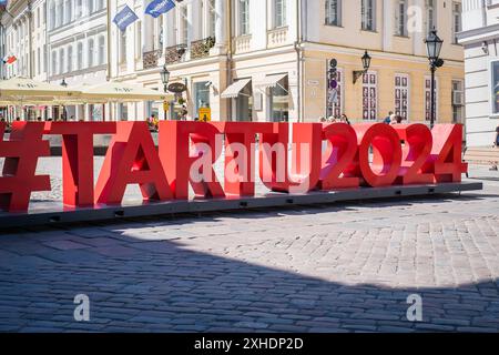 Tartu, Estonie - 25 mai 2024 : grand panneau '#Tartu2024' sur la place de la mairie dans le centre de la vieille ville promouvant la capitale culturelle européenne de l'année TI Banque D'Images