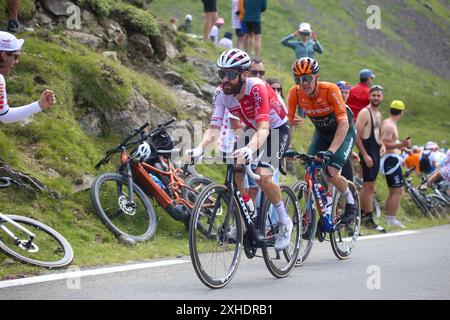 Bareges, France, 13 juillet 2024 : le cycliste Simon Geschke (144, l) de Cofidis aux côtés de Christopher Juul-Jensen (25, R) lors de la 14ème étape du Tour de France 2024 entre Pau et Saint-Lary-Soulan Pla d'Adet, le 13 juillet 2024, à Bareges, France. Crédit : Alberto Brevers / Alamy Live News. Banque D'Images