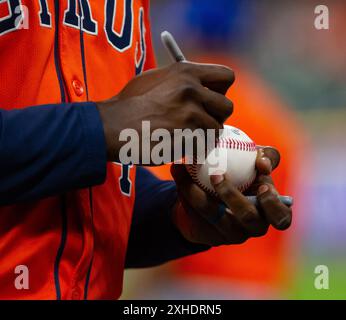 Houston, Texas, États-Unis. 13 juillet 2024. L'outfielder Astros YORDAN ALVAREZ (44) signe des autographes avant le match de vendredi, au minute Maid Park, à Houston, au Texas. (Crédit image : © Domenic Grey/ZUMA Press Wire) USAGE ÉDITORIAL SEULEMENT! Non destiné à UN USAGE commercial ! Banque D'Images