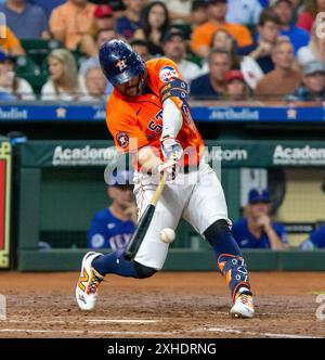 Houston, Texas, États-Unis. 13 juillet 2024. L'outfielder Astros chas MCCORMICK (20 ans) frappe un single pendant le match de vendredi, au minute Maid Park, à Houston, au Texas. (Crédit image : © Domenic Grey/ZUMA Press Wire) USAGE ÉDITORIAL SEULEMENT! Non destiné à UN USAGE commercial ! Banque D'Images