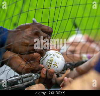 Houston, Texas, États-Unis. 13 juillet 2024. L'outfielder Astros YORDAN ALVAREZ (44) signe des autographes avant le match de vendredi, au minute Maid Park, à Houston, au Texas. (Crédit image : © Domenic Grey/ZUMA Press Wire) USAGE ÉDITORIAL SEULEMENT! Non destiné à UN USAGE commercial ! Banque D'Images