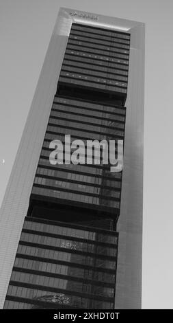 Madrid, Espagne. 13 juillet 2024. Vue de la Torre Cepsa sur le Paseo de la Castellana à Madrid, dans le complexe financier des 4 tours. 13 juillet 2024 en Espagne (photo par Oscar Gonzalez/Sipa USA) crédit : Sipa USA/Alamy Live News Banque D'Images