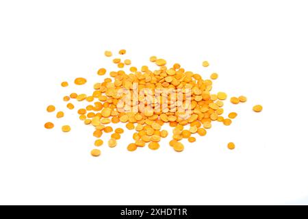 Lentilles Toor dal ou jaunes fendues isolées. Pois chiches fendus dans un sac également connu sous le nom de Chana Dal, Yellow Chana Split Peas, Dried Chickpea Lentils ou Toor Dal Banque D'Images