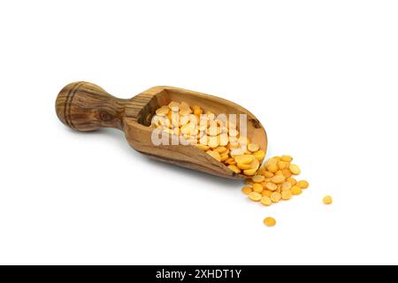 Toor dal ou lentilsin jaune fendu une cuillère isolée. Pois chiches fendus dans un sac également connu sous le nom de Chana Dal, Yellow Chana Split Peas, Dried Chickpea Lentils Banque D'Images