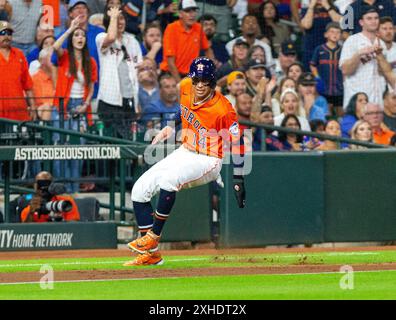 Houston, Texas, États-Unis. 13 juillet 2024. MAURICIO DUBON (14 ans), joueur de gauche des Astros, s'arrête troisième lors du match de vendredi, au minute Maid Park, à Houston, au Texas. (Crédit image : © Domenic Grey/ZUMA Press Wire) USAGE ÉDITORIAL SEULEMENT! Non destiné à UN USAGE commercial ! Banque D'Images