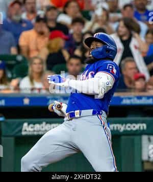 Houston, Texas, États-Unis. 13 juillet 2024. L'outfielder des Rangers ADOLIS GARCIA (53 ans) esquive un terrain pendant le match de vendredi, au minute Maid Park, à Houston, au Texas. (Crédit image : © Domenic Grey/ZUMA Press Wire) USAGE ÉDITORIAL SEULEMENT! Non destiné à UN USAGE commercial ! Banque D'Images