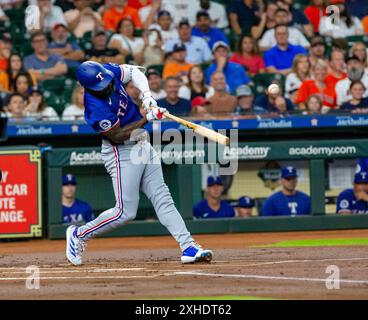 Houston, Texas, États-Unis. 13 juillet 2024. L'outfielder des Rangers ADOLIS GARCIA (53) frappe un terrain pendant le match de vendredi, au minute Maid Park, à Houston, au Texas. (Crédit image : © Domenic Grey/ZUMA Press Wire) USAGE ÉDITORIAL SEULEMENT! Non destiné à UN USAGE commercial ! Banque D'Images