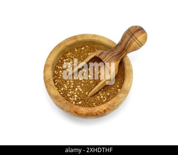 Épice Zaatar dans un bol en bois isolé sur blanc. Pile de zatar (za'atar), un mélange d'épices du moyen-Orient avec des graines de sésame, du sel, de l'origan, du thym.. Banque D'Images